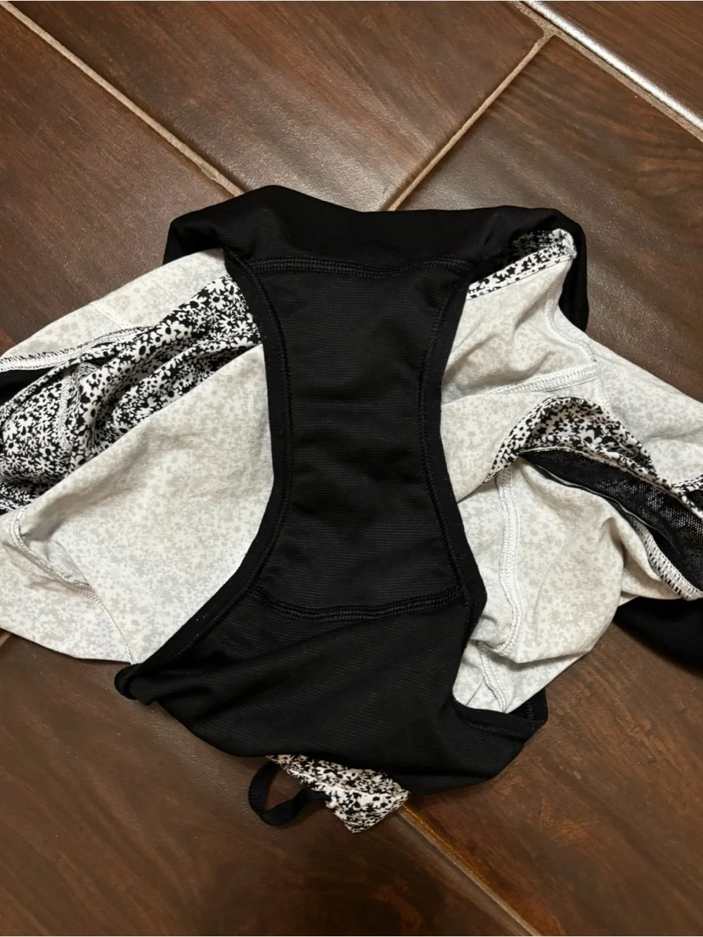 Lululemon Hotty Hot Shorts Black and White Flowers Size 4, 2.5” inseam, Low-Rise